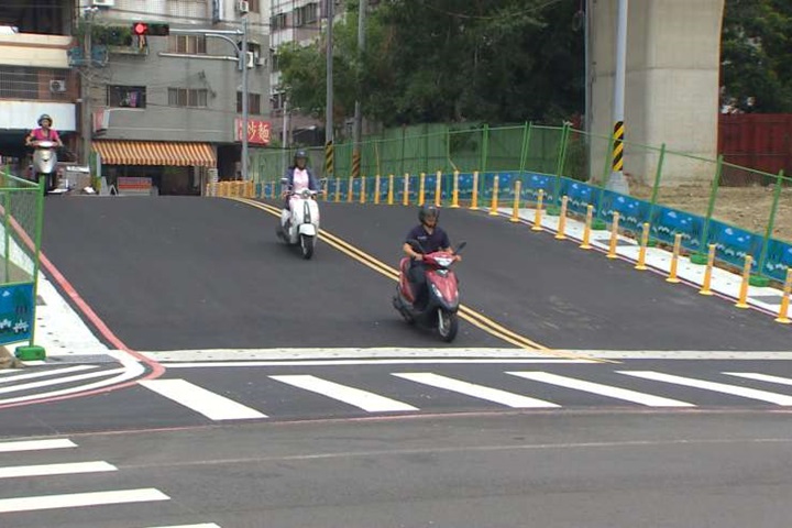 台中力行地下道填平 民眾戲稱「好漢坡」