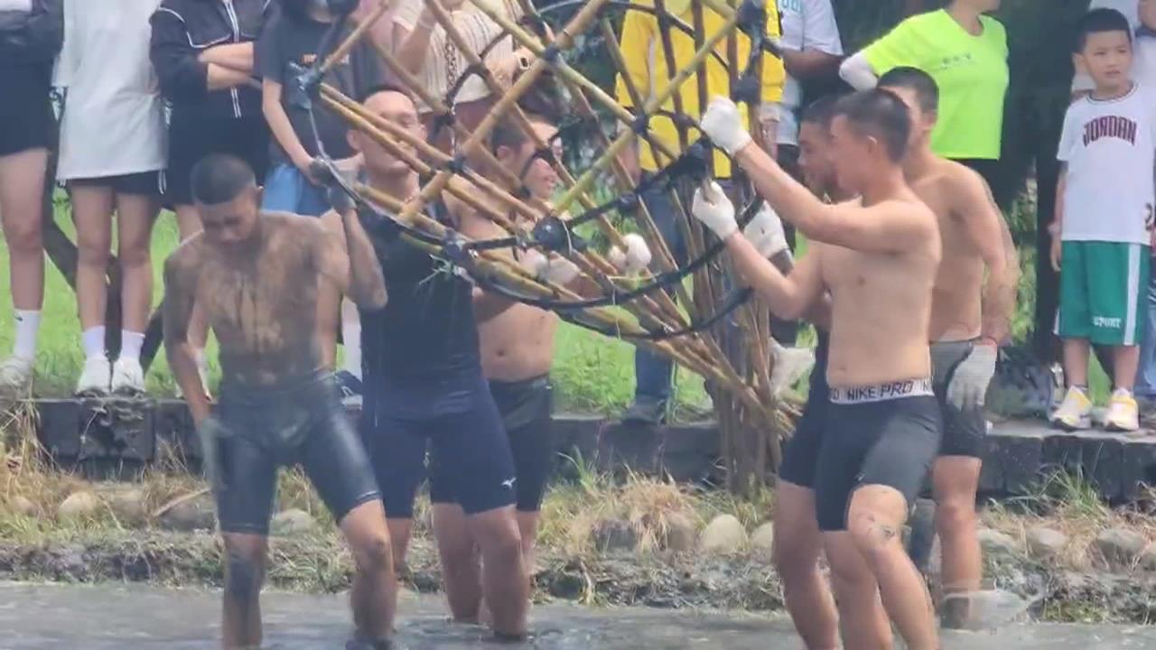 雲林林內舉辦搶水活動　參賽隊伍扛著籠仔笱在泥巴田中跑起來