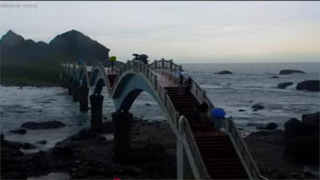 8.8強震掀海嘯預警！三仙台驚見民眾「撐傘觀浪」網怒噴：不要命了？