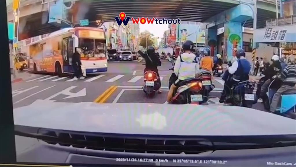 老翁遭公車捲進車底　失智妻全程目擊卻沒辨識能力