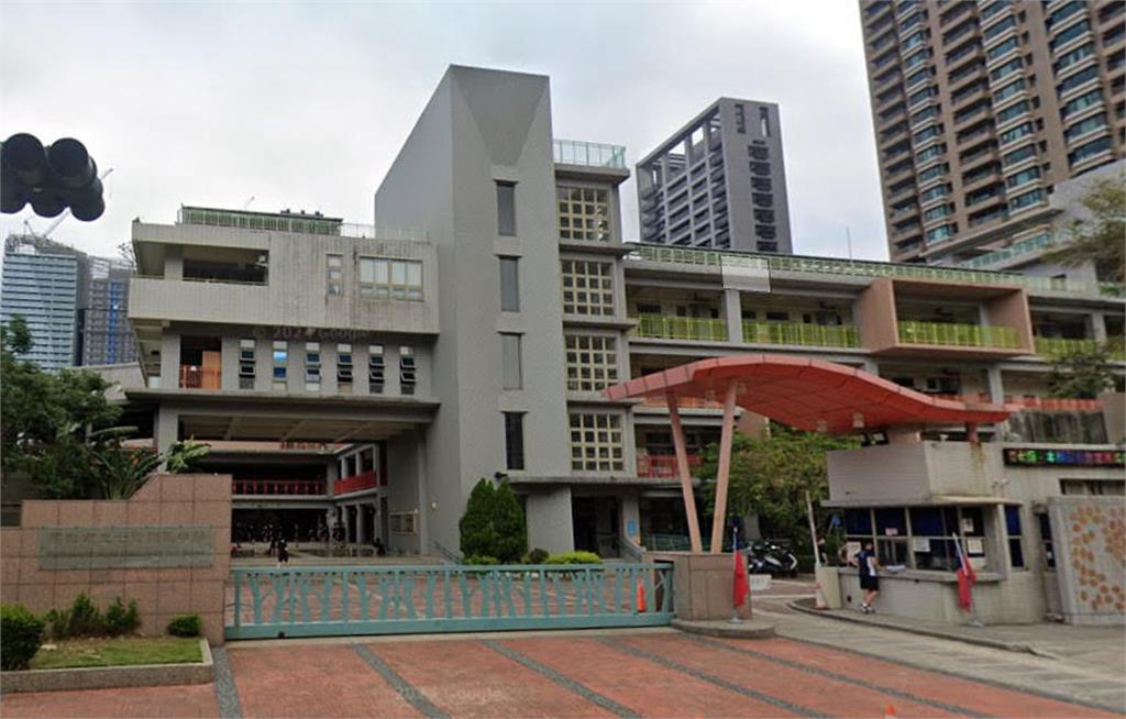 中國女對高雄校門口學童狂拍?警介入調查 校方澄清:中配直播帶貨