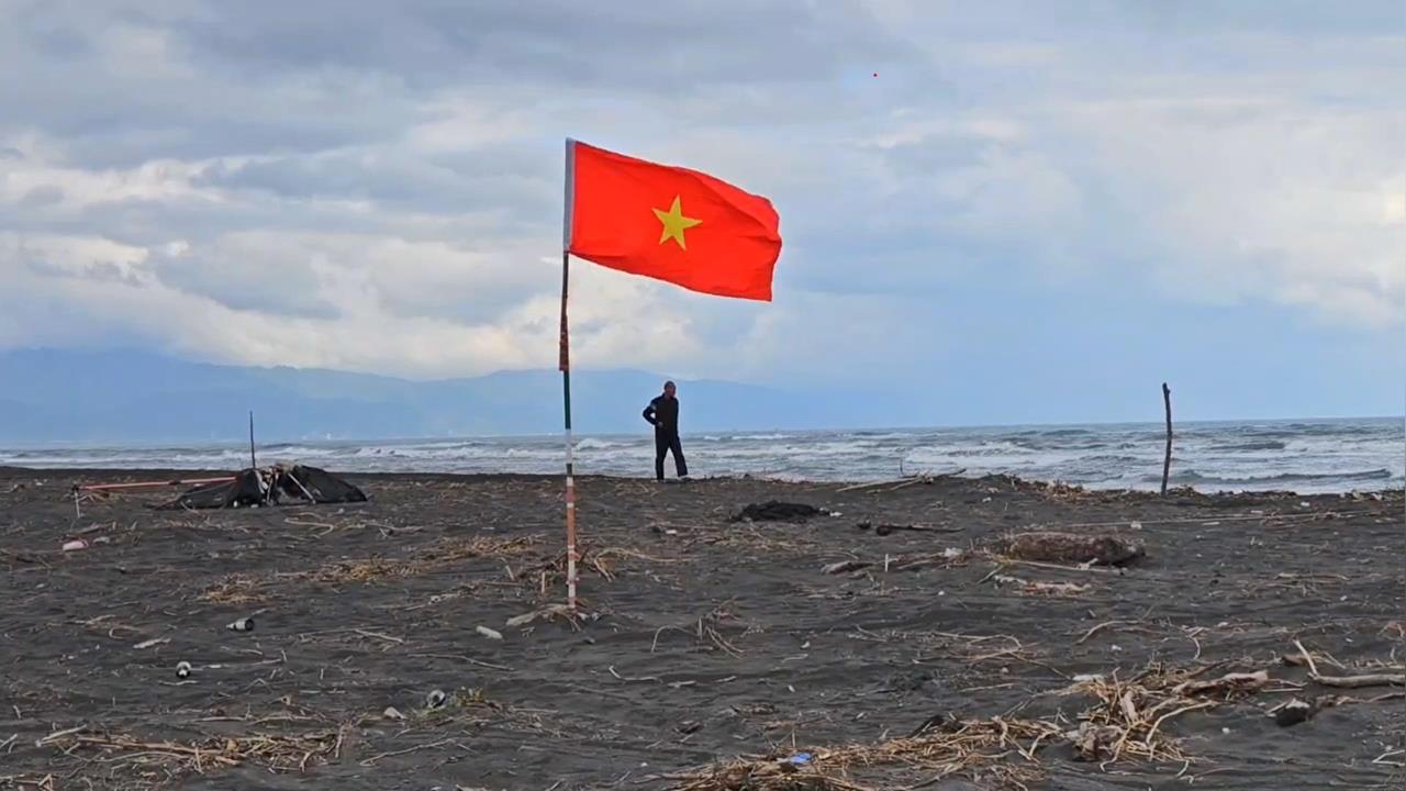 快新聞／宜蘭壯圍海邊驚見「紅底黃星旗」　漁民喊：盼政府處理移工問題