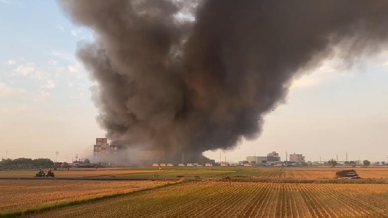快新聞／嘉義太保工廠大火延燒 濃煙漫天盤據農田上空