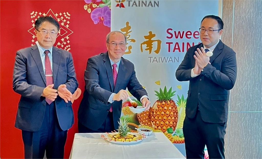 首批銷往新加坡鳳梨貨櫃裝櫃 　台南市長黃偉哲：盼一試成主顧