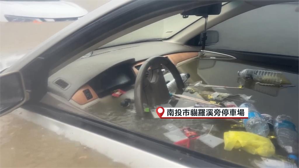 市區駕訓班積淹水成小湖　車輛淹過半個車身