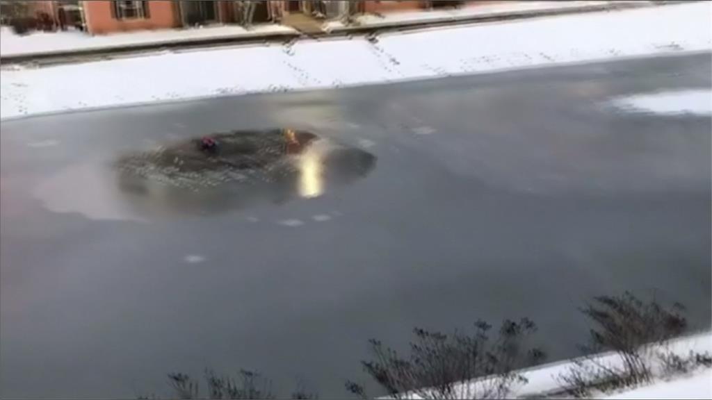 美11歲男孩掉入結冰水塘 警消下水救援