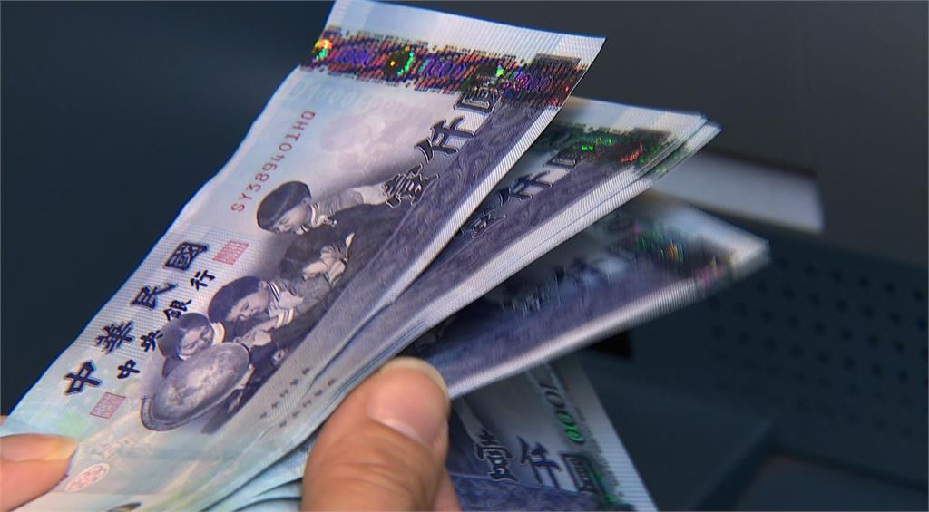 新台幣狂升爆換匯潮！不敗教主急把「美金換台幣」傻眼嘆：挨了一巴掌
