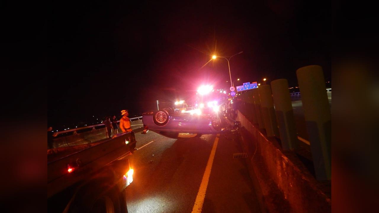 參拜媽祖後直擊「四輪朝天」　轎車自撞護欄翻車