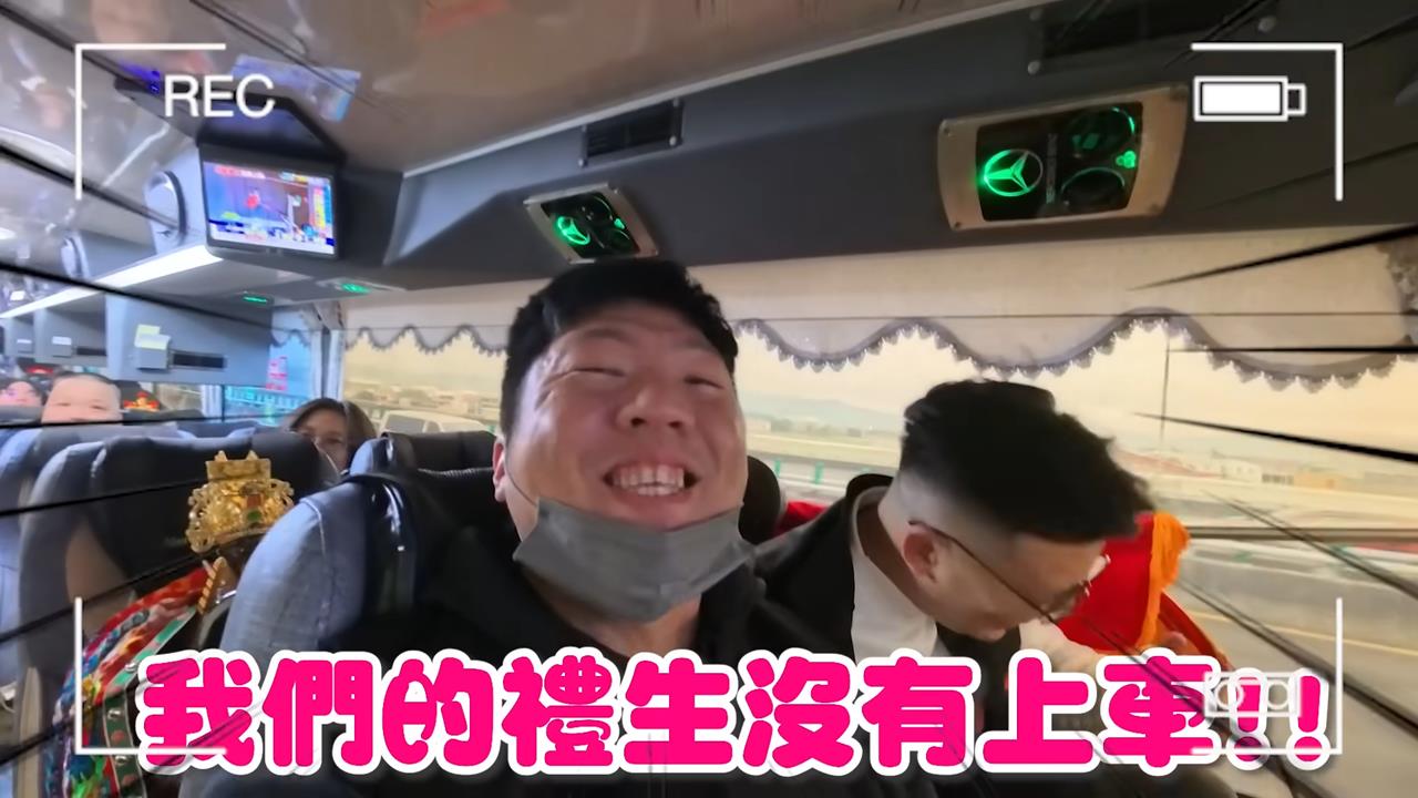 他包三台遊覽車辦進香　「險弄丟禮生」現場超混亂