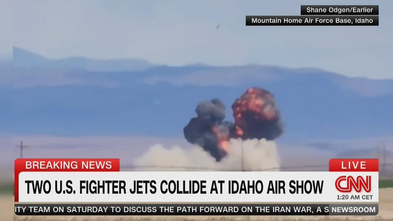 驚險！兩戰機空中盤旋中相撞　4名飛行員緊急彈射跳傘逃生