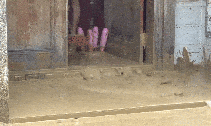 快新聞／豪雨狂炸！新北汐止傳多處坍方、崩塌　泥水淹民宅畫面曝光