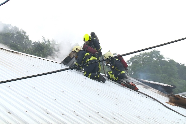 救火拿命拚 3消防員險爬屋頂 灌水止悶燒