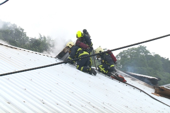 救火拿命拚  3消防員險爬屋頂 灌水止悶燒