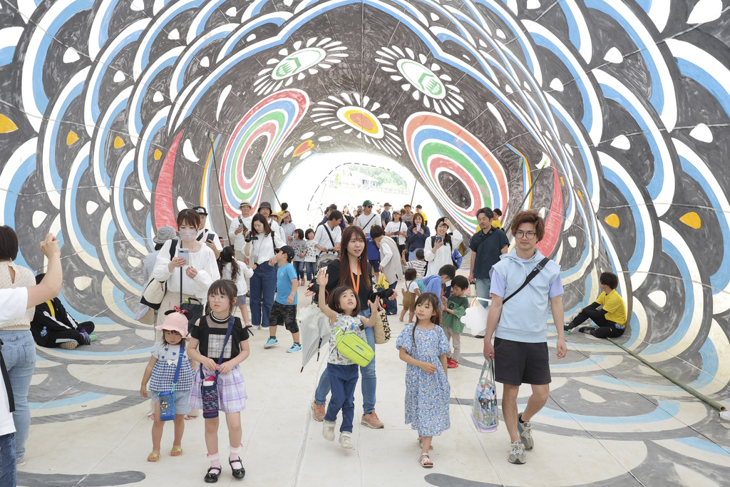 歡慶<em>日本</em>兒童節！　多地飆30度高溫　九州設置60米巨大鯉魚旗隧道
