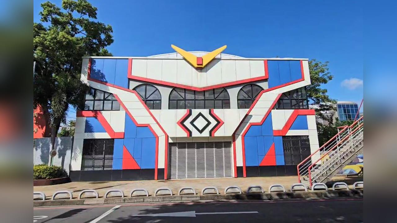 活動中心變身「鋼彈」！　國小鋼彈外牆造型搭上AI影片再翻紅