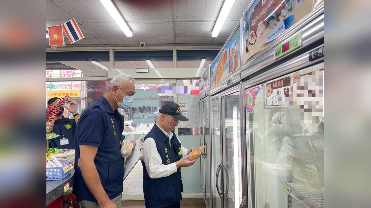 快新聞/疑似豬瘟肉流入高雄?衛生局急封貨車 全罩防護衣上陣