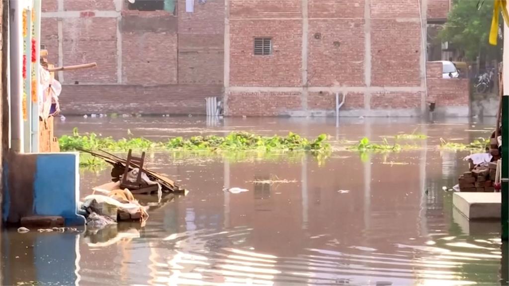 騎車像渡河！　印度.巴基斯坦豪雨成災　今年雨季兩國逾百人罹難