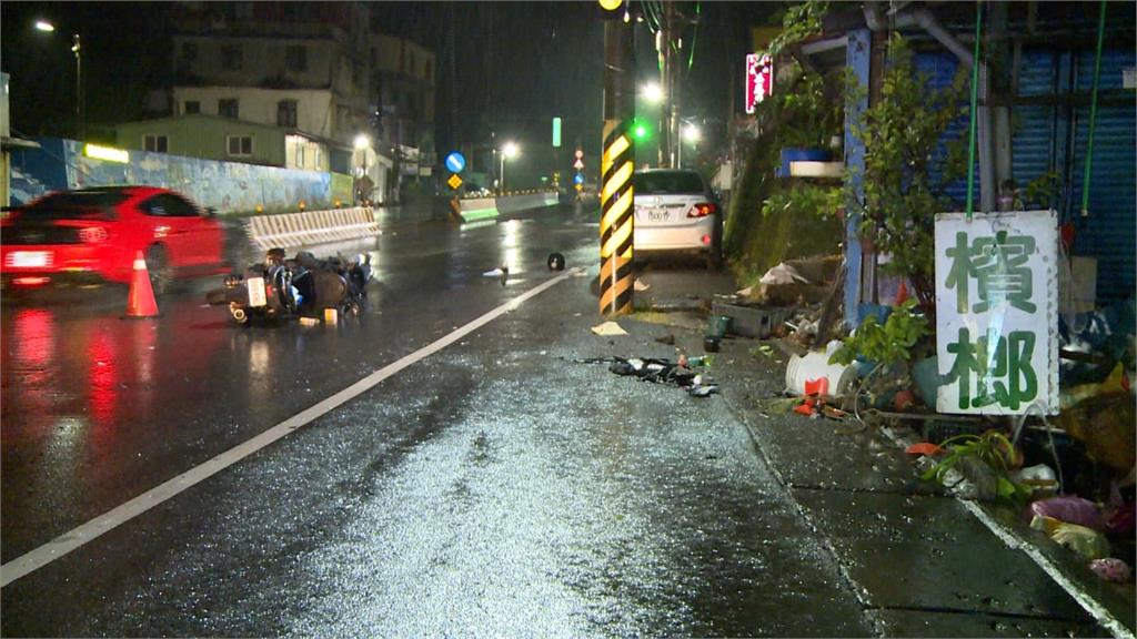 天雨釀禍？新北機車自摔　女子一度沒了呼吸