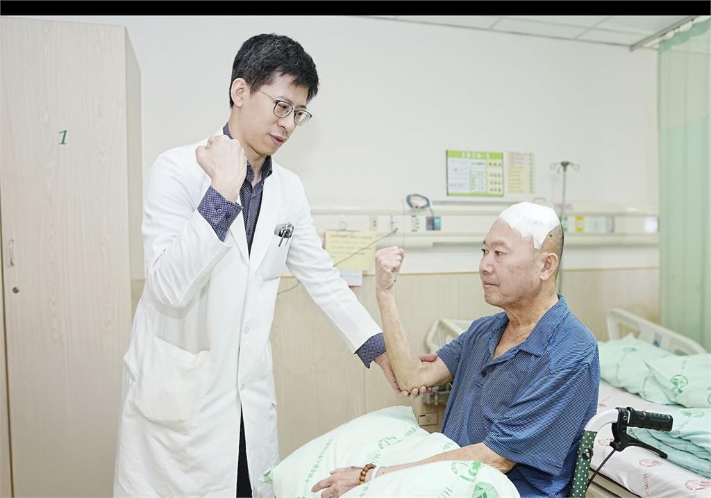 半夜跌倒再爬不起   熟男竟「腦瘤緊貼運動區生長」！清醒開顱康復