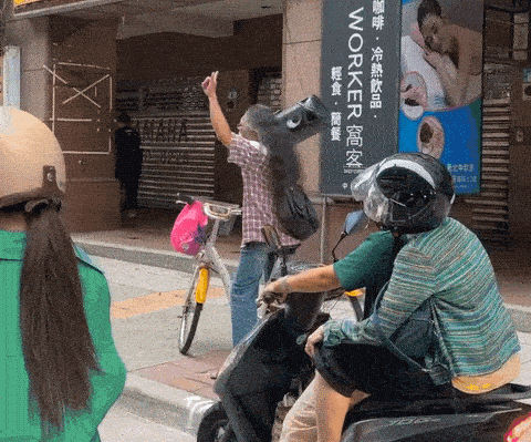 快新聞/中和人扛音響騎Ubike忘情搖擺 網笑:大馬路撞見「吟遊詩人」?