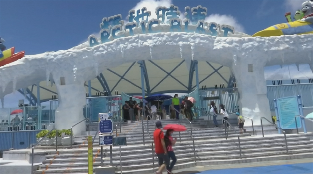 香港海洋公園重開 民眾冒雨前往排隊