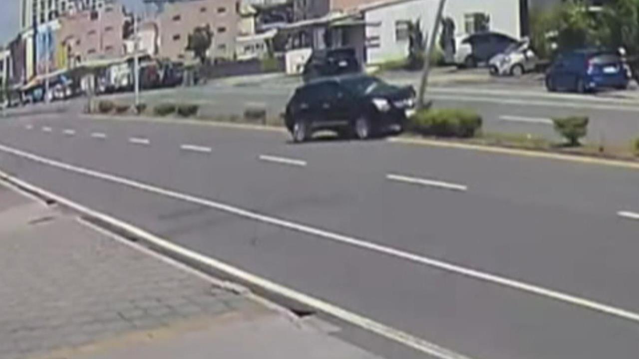 前立委廖國棟車禍自撞　衝上分隔島撞斷路燈桿