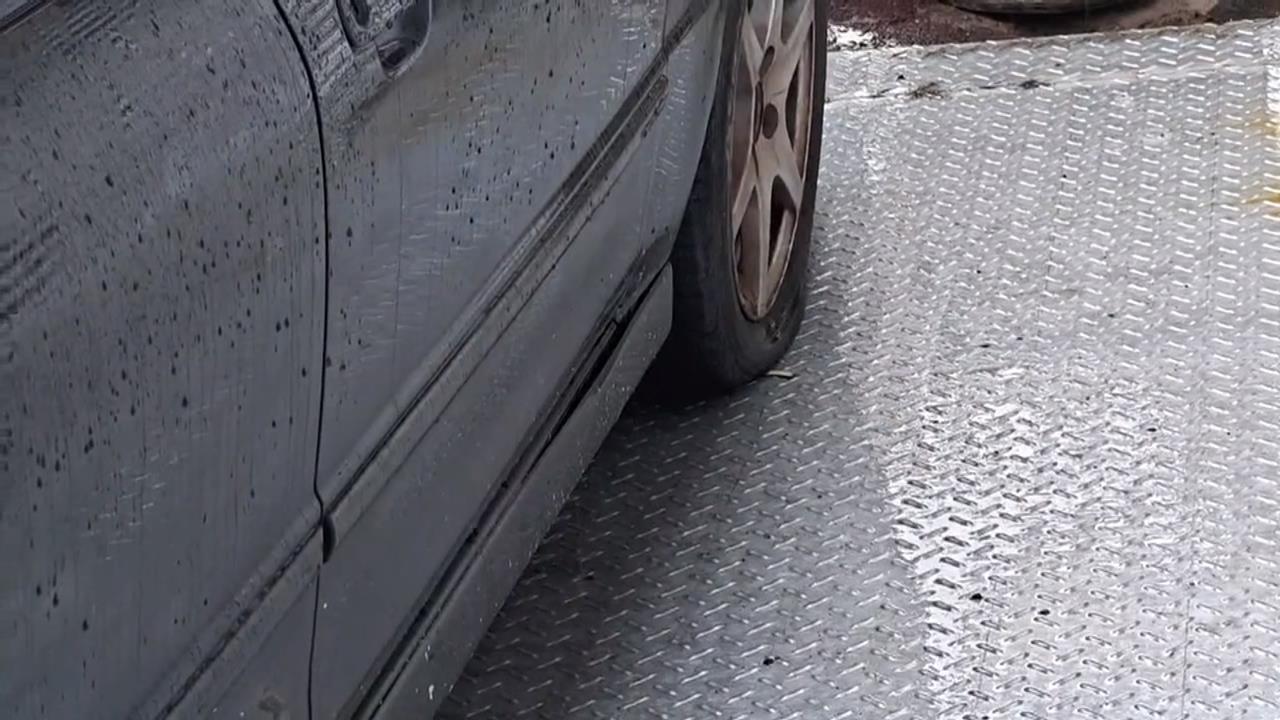 老闆不滿亂停車好激動！釘子刺進輪胎　截圖引發熱議