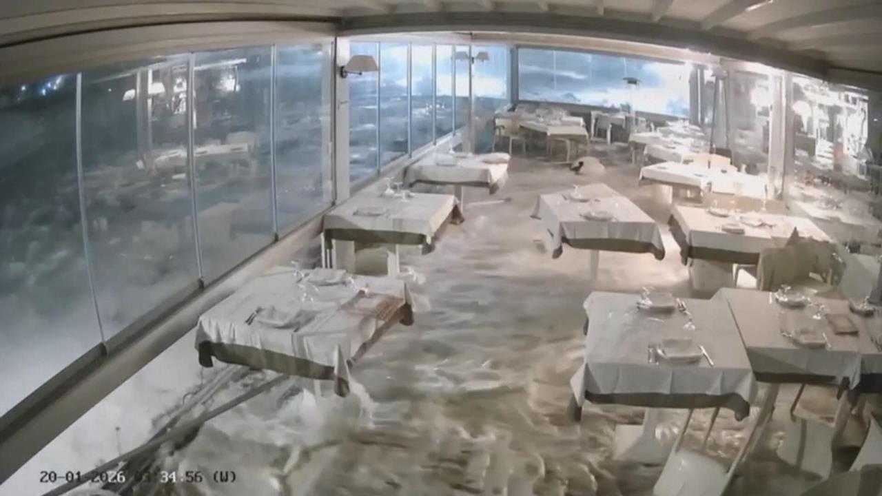 暴風侵襲義大利南部！　西西里島海景餐廳慘淹　民眾險遭大浪捲走