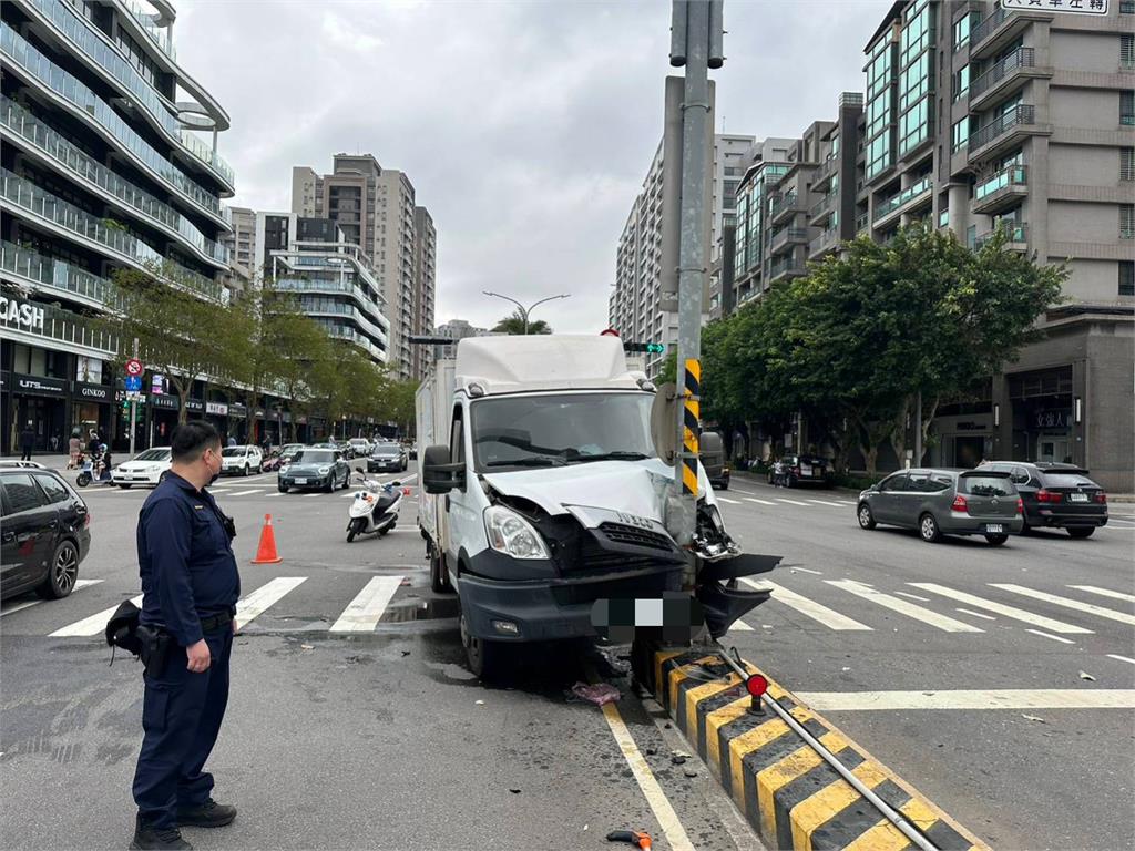 疑似血糖太低昏了過去　小貨車失控自撞分隔島