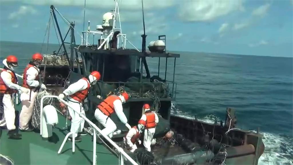 中國漁船越界還拒檢 澎湖海巡隊強靠登檢