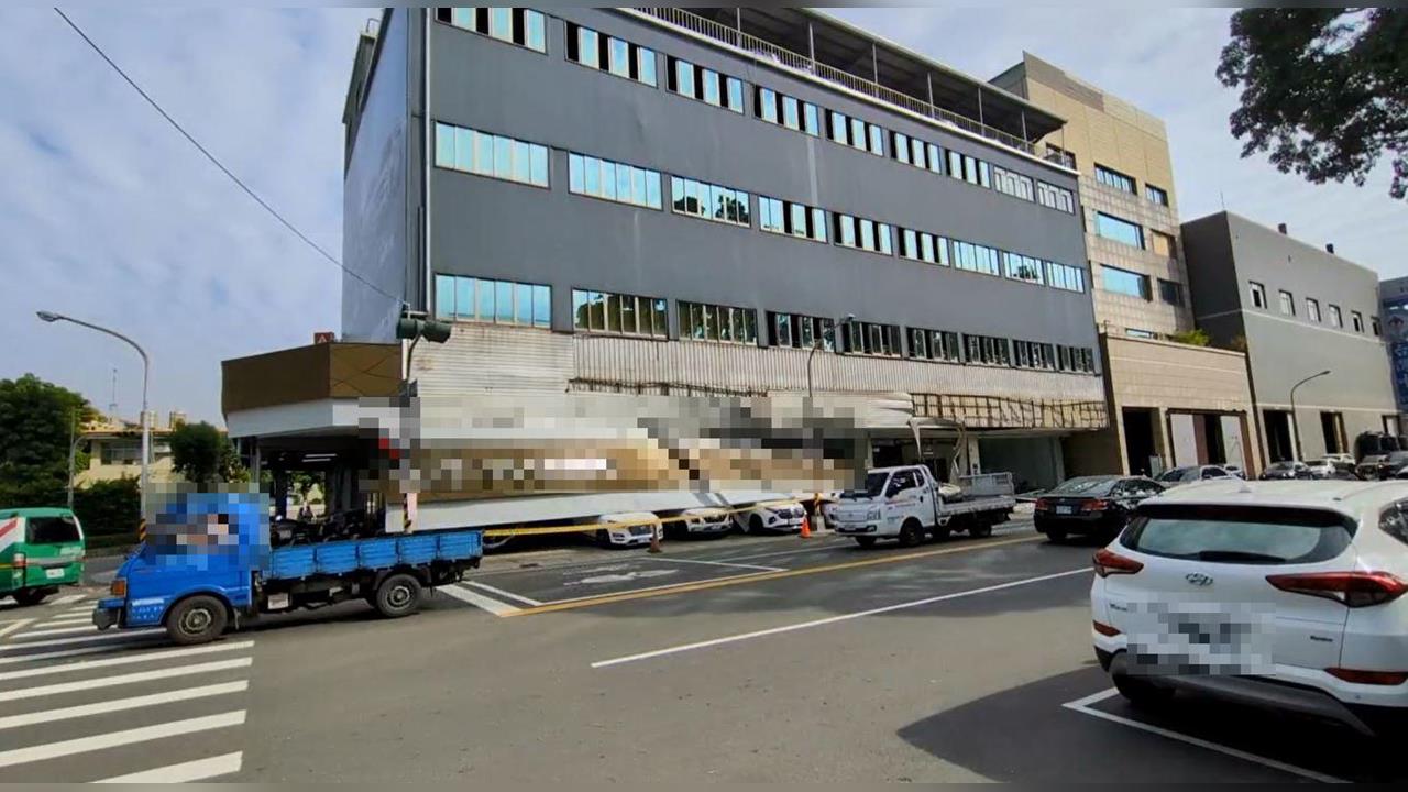 快新聞/嚇壞!高雄知名車商招牌「離家出走」 壓毀7車慘況曝光