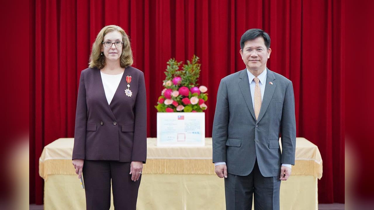 快新聞／台美關係重要推手！AIT副處長梁凱雯即將離任　林佳龍親頒睦誼外交獎章
