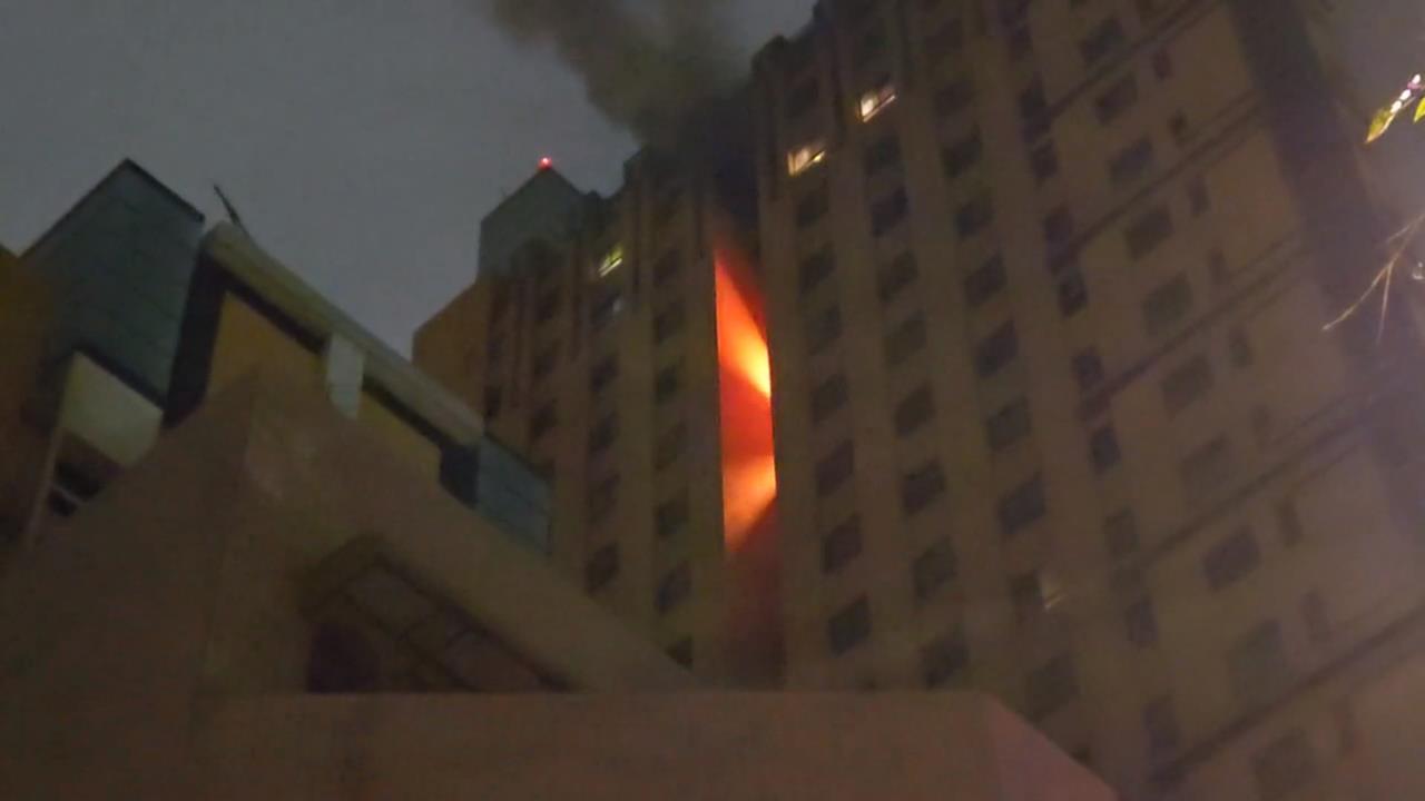 大樓深夜竄火！22樓陽台陷火海　7人一度受困獲救、疏散百人