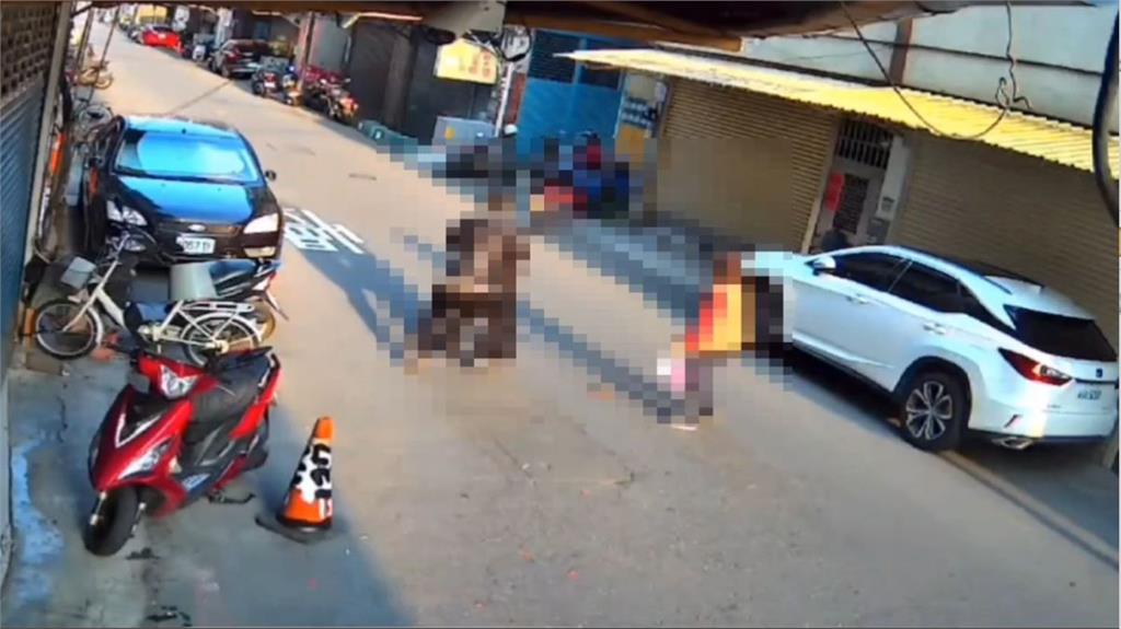 【有片】驚悚！女子突遭男子持繩索勒脖、毆打　男友、路人合力壓制