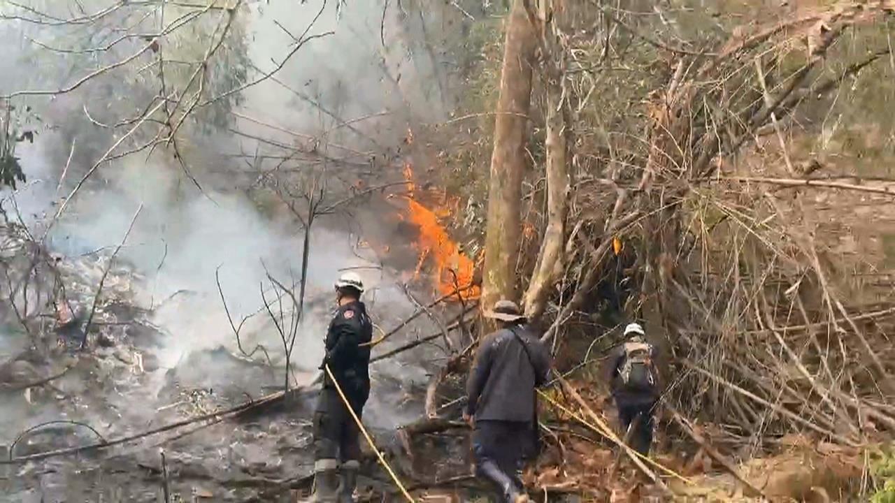 美濃公墓疑燒金紙點燃雜草　火燒山延燒１天１夜直升機支援