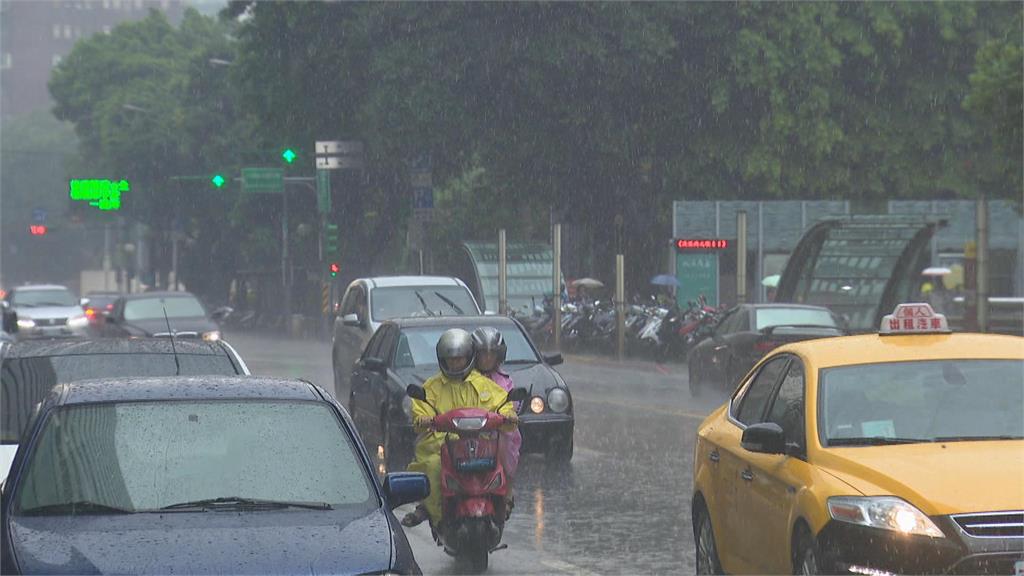 快新聞／熱低壓+西南氣流！ 全台8縣市超大豪雨、大豪雨特報