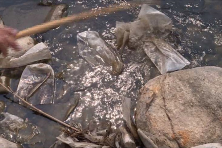 廢棄太空包汙染溪流 業者遭罰4萬