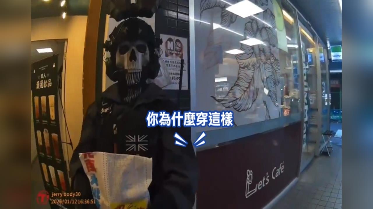 憂北捷攻擊再上演！　女穿「戰術裝」cosplay上街民眾嚇壞