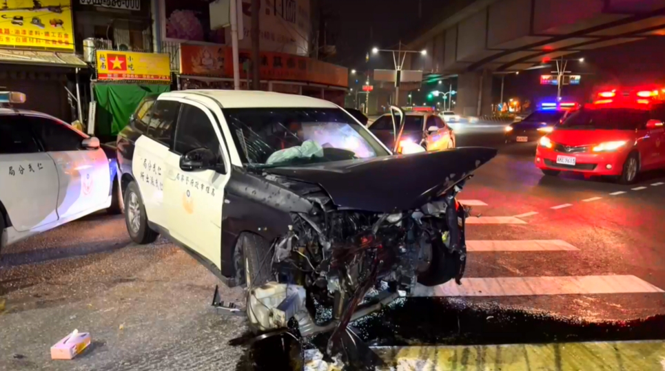警車全毀！警匪追逐3公里　嫌犯衝撞釀3警受傷