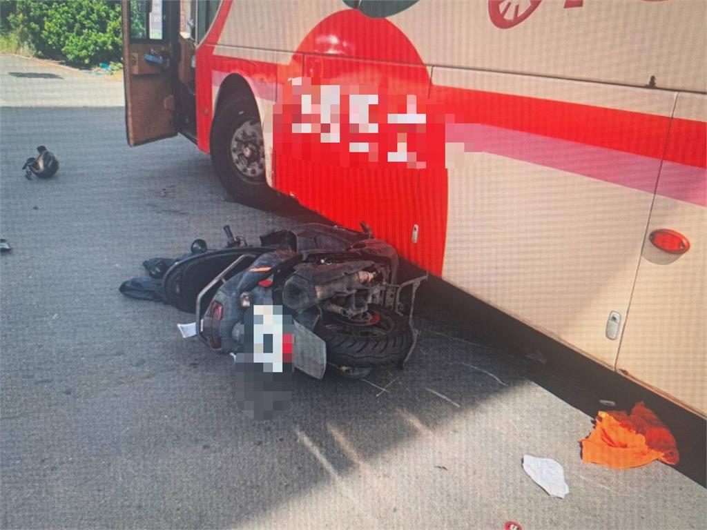 快新聞／遊覽車迴轉「疑視線死角」擦撞機車　騎士多處骨折重傷