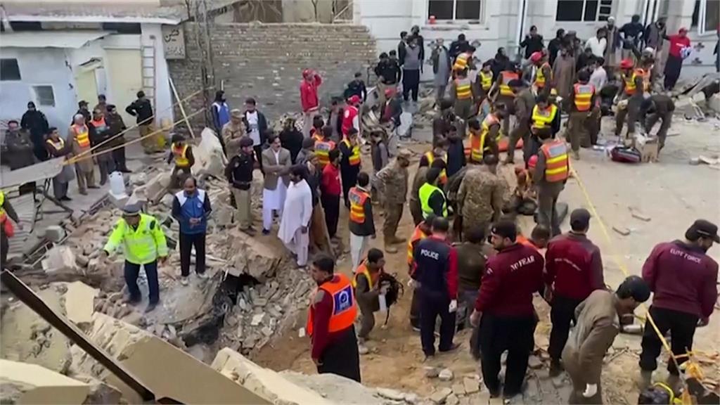 炸彈客恐怖攻擊！巴基斯坦清真寺爆炸　死亡人數破百「97人是警察」