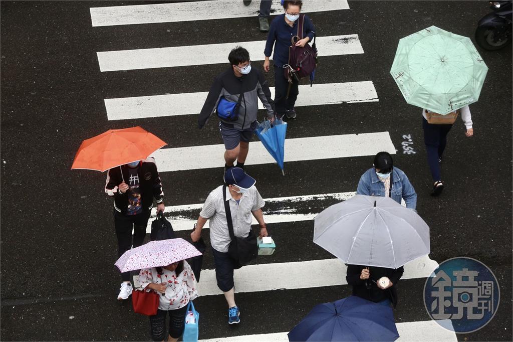鋒面接力北部、東半部變天　專家：本週雨神在台long stay