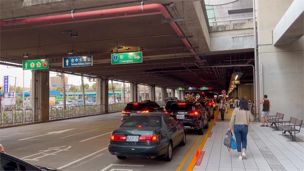 閃科技執法！霸占身障、親子車位　高鐵站區停車場一位難求
