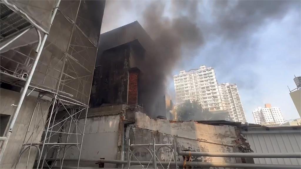 台中南區工地旁倉庫傳火警　消防隊急派遣47人灌救