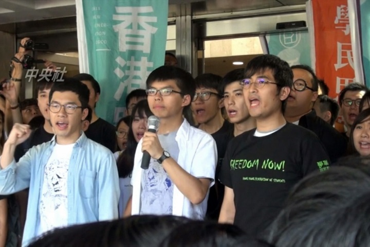 雨傘佔中黃之鋒三人 法院判刑須即刻入監
