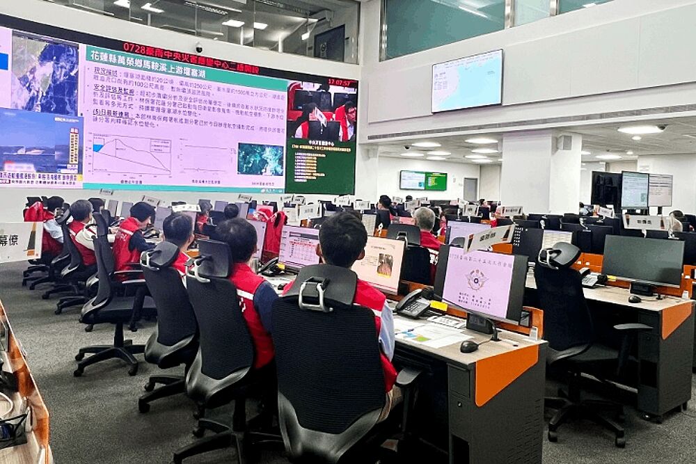 豪雨後疫情快速升溫　中央應變中心示警登革熱與屈公病風險