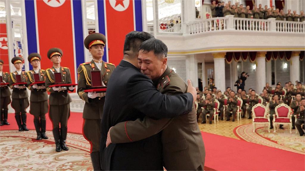 平壤授勳儀式悼援俄士兵　金正恩落下男兒淚