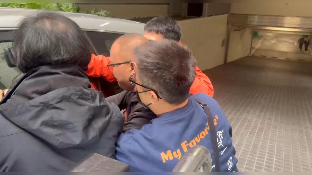 快新聞／蘆洲逆子狂砍父母37刀！移送地檢署家屬狂敲車窗怒嗆「畜生」