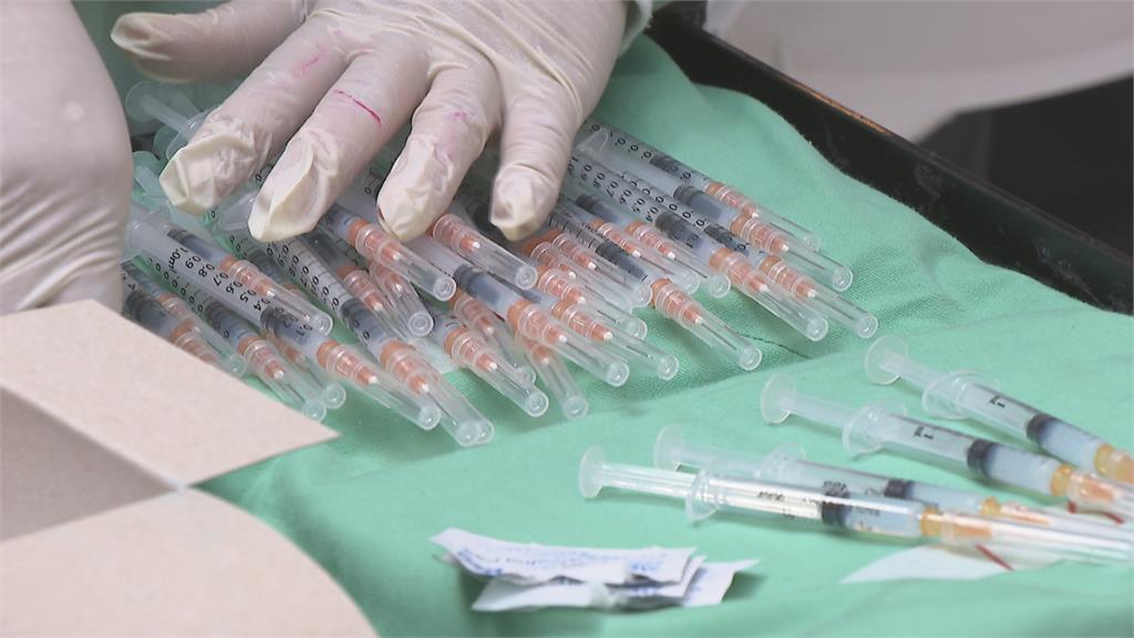 疫情延燒催出打氣　北車接種站大排長龍