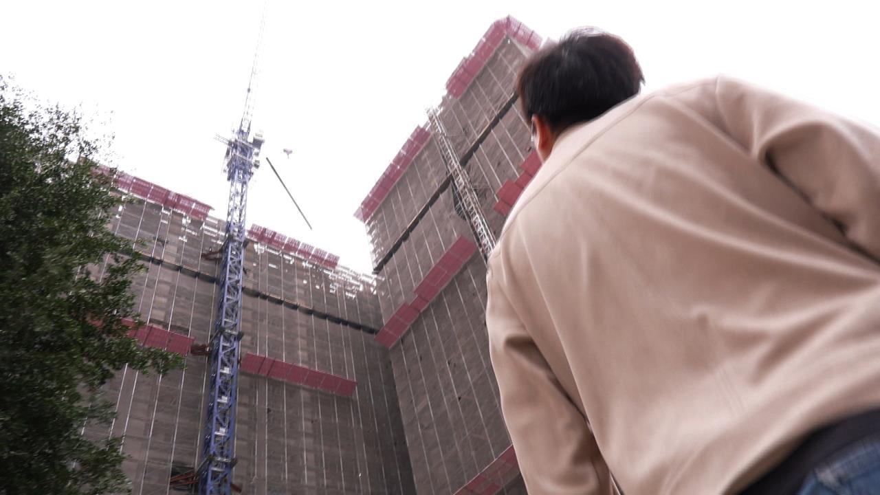 三重建案「天降鋼筋」險砸傷路人　新北工務局勒令停工